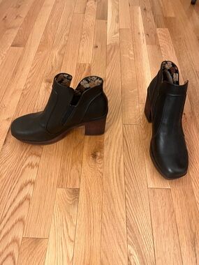 Kork-Ease Black Leather Floral-Lined Ankle Booties